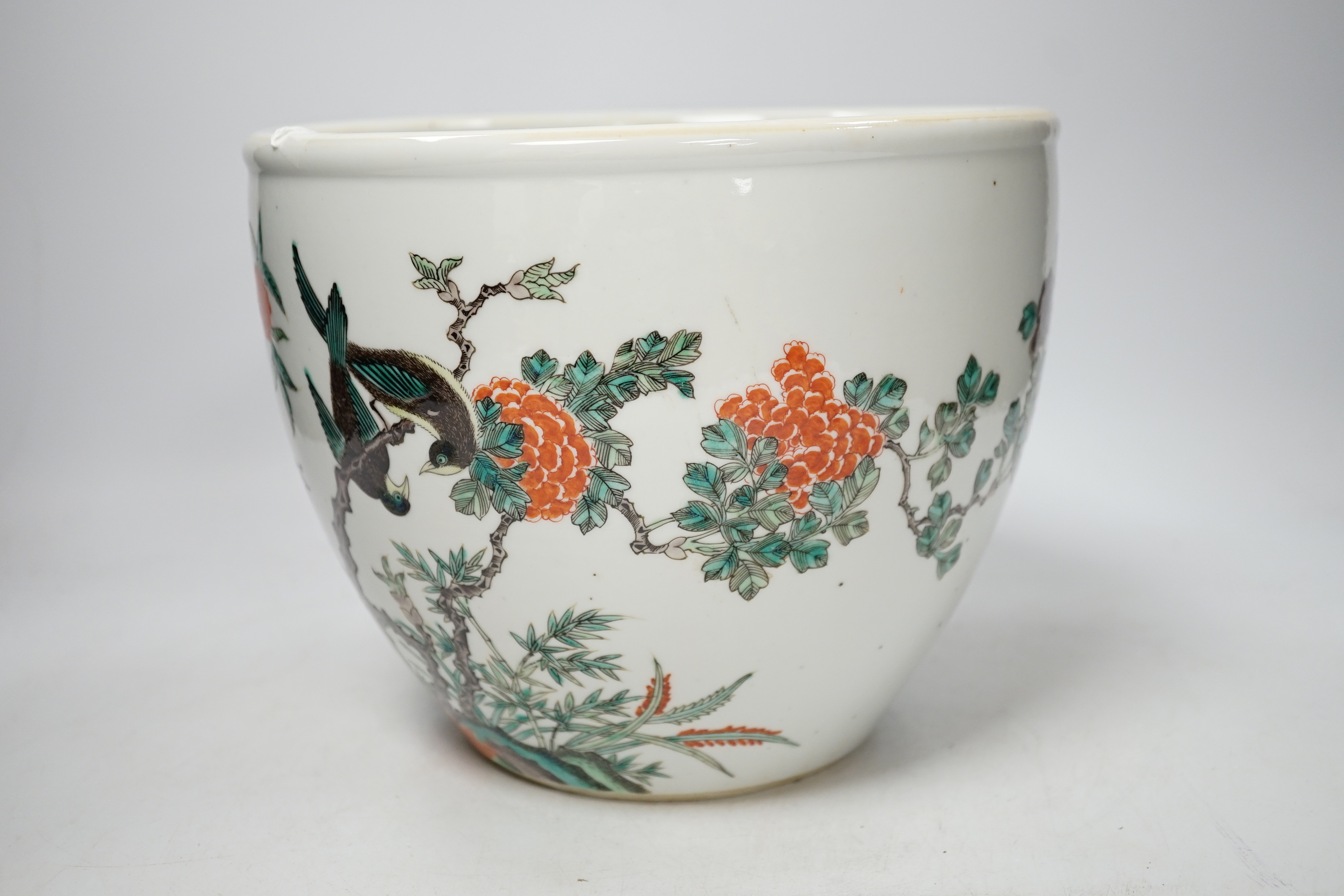 A Chinese famille verte jardiniere, 24cm diameter